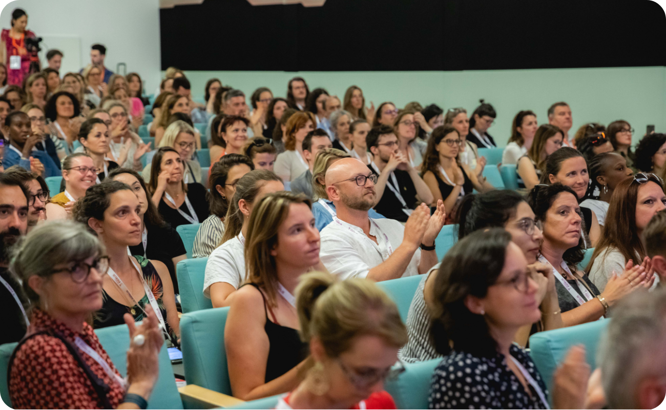 Le public des professionnels du fundraising, applaudissant un intervenant pendant le séminaire de juin de l'AFF